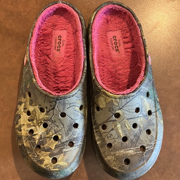 Camouflage Crocs Slide with pink fuzzy inside Woman’s 5 - Picture 2 of 5